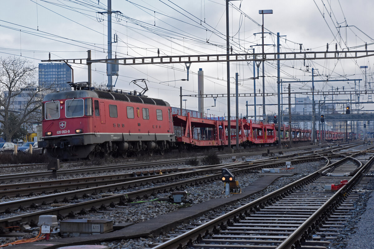 Re 620 053-9 durchfährt den Bahnhof Pratteln. Die Aufnahme stammt vom 28.01.2022.