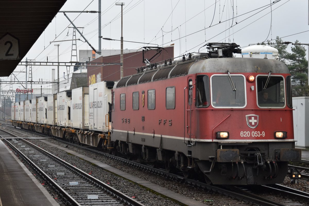 Re 620 053-9  Gümligen  mit einem kurzen Güterzug bei der Durchfahrt in Killwangen-Spreitenbach am Nachmittag des 31.12.2018.