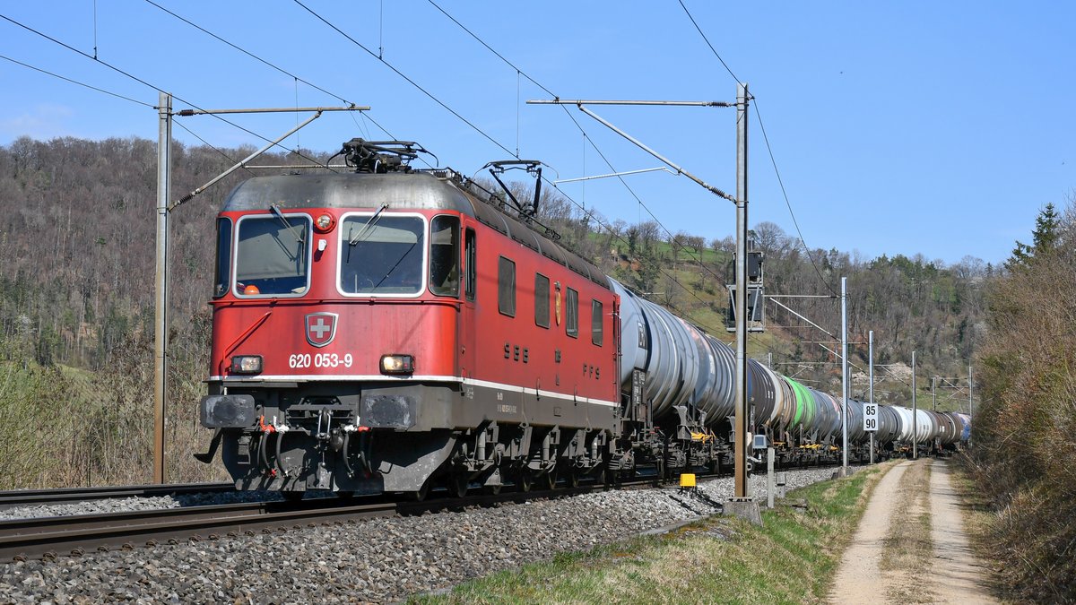 Re 620 053-9  Gümligen  ist mit einem Kesselzug auf dem Weg in Richtung Basel, aufgenommen kurz nach Hornussen AG am 01.04.2021. Gruss zurück an den Lokführer 😃.