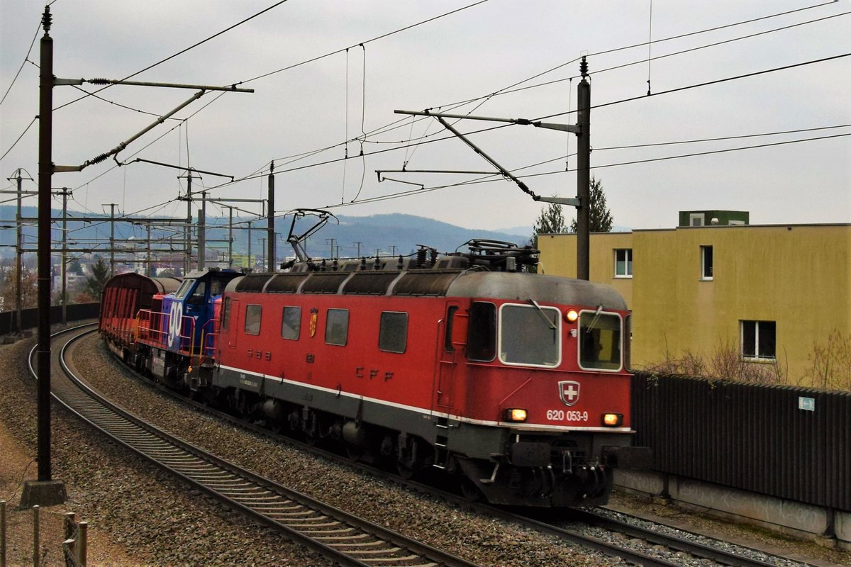 Re 620 053-9  Gümligen  zieht am Abend des 20.02.2018 ihren Güterzug bei Umiken in Richtung Basel. Danke dem Lokführer für den freundlichen Gruss (Pfiff).