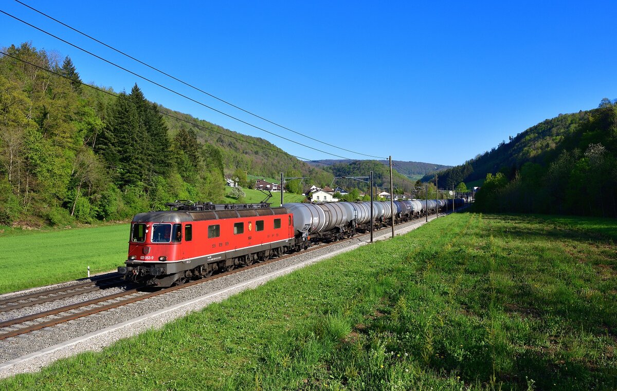 Re 620 053 mit einem Güterzug am 27.04.2022 bei Tecknau.