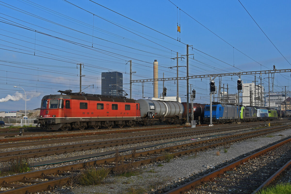 Re 620 054-7 durchfährt am 08.12.2022 den Bahnhof Pratteln.