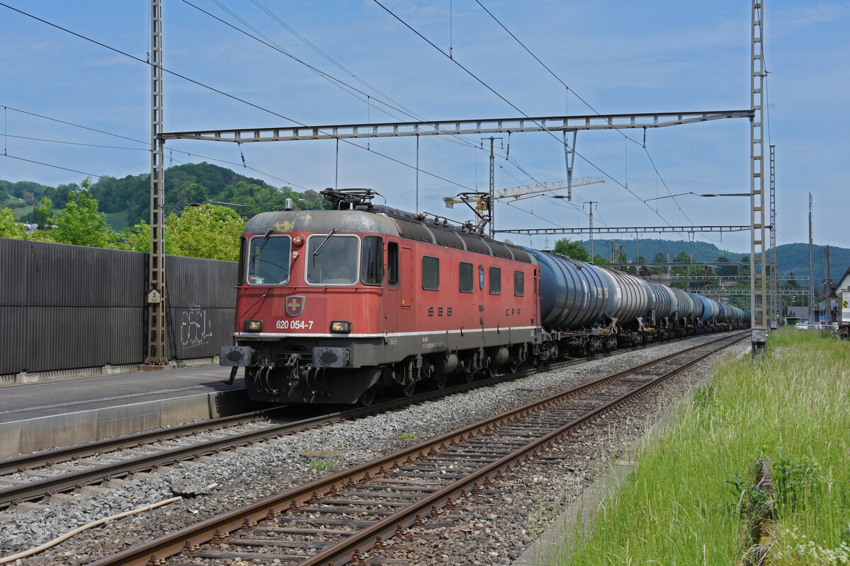 Re 620 054-7 durchfährt den Bahnhof Gelterkinden. Die Aufnahme stammt vom 16.05.2022.