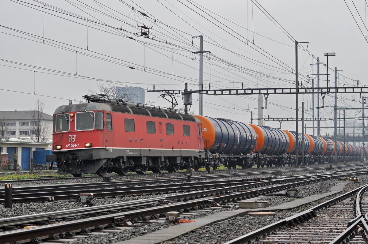 Re 620 054-7 durchfährt solo den Bahnhof Pratteln. Die Aufnahme stammt vom 20.12.2017.