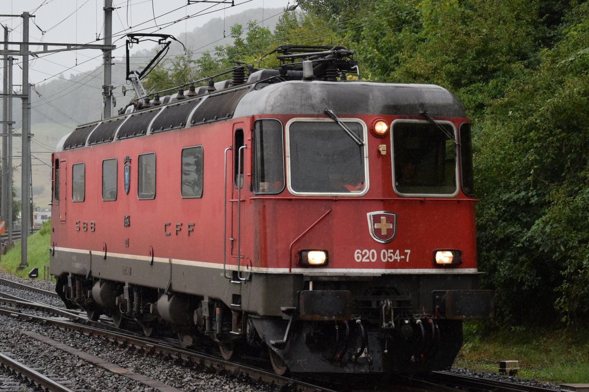 Re 620 054-7  Villeneuve  bei strömendem Regen bei der Durchfahrt als Lokzug in Eglisau am 09.08.2018.