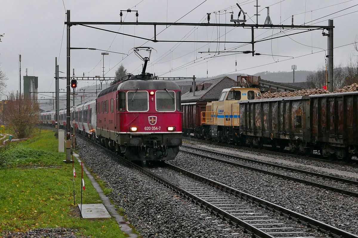 Re 620 054-7 'VILLENEUVE' zieht am 29.11.2019 einen 12-teiligen FLIRT für die in Grossbritannien ansässige Bahngesellschaft Greater Anglia durch den Bahnhof von Bürglen (TG) in Richtung Romanshorn.
