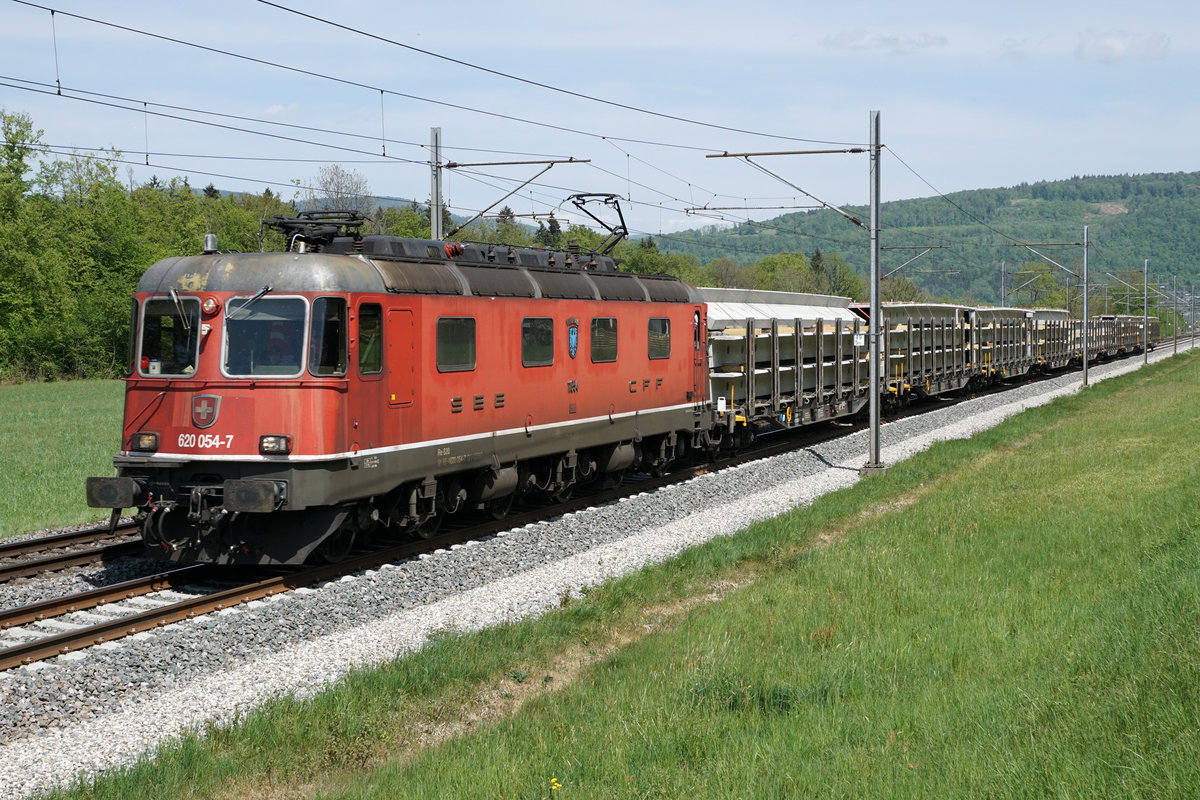 Re 620 054  VILLENEUVE  mit dem Betonelementen-Zug Singen-Burgdorf bei Murgenthal am 24. April 2020.
Foto: Walter Ruetsch 