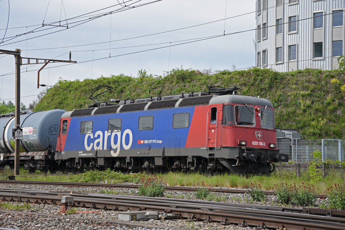 Re 620 055-3 durchfährt den Bahnhof Pratteln. Die Aufnahme stammt vom 29.04.2022.