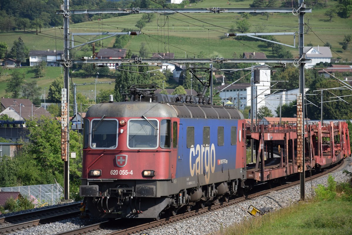 Re 620 055-4  Cossonay  zieht am 03.08.2018 einen leeren Autotransportzug bei Zeihen AG in Richtung Basel.