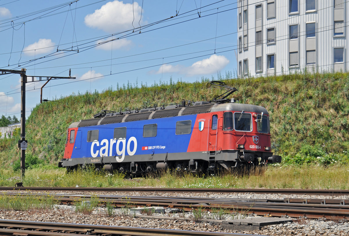 Re 620 055-4 durchfährt solo den Bahnhof Pratteln. Die Aufnahme stammt vom 04.07.2016.