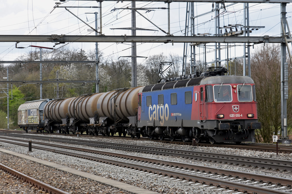 Re 620 055-4 fährt beim Bahnhof Möhlin ein. Die Aufnahme stammt vom 09.04.2019.