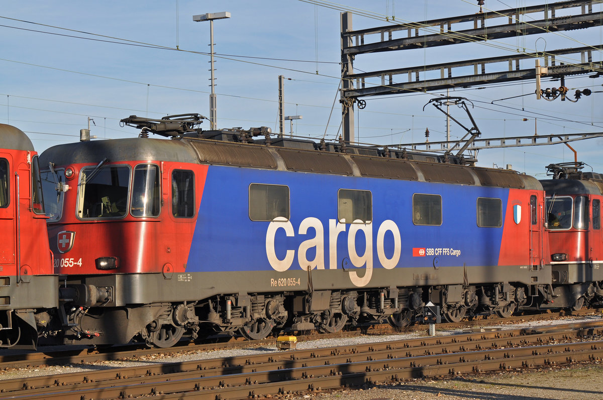 Re 620 055-4 wartet am Güterbahnhof Muttenz auf den nächsten Einsatz. Die Aufnahme stammt vom 20.11.2016.