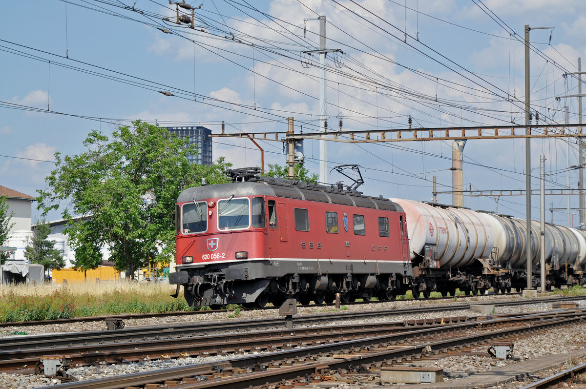 Re 620 056-2 durchfährt den Bahnhof Pratteln. Die Aufnahme stammt vom 20.06.2017.
