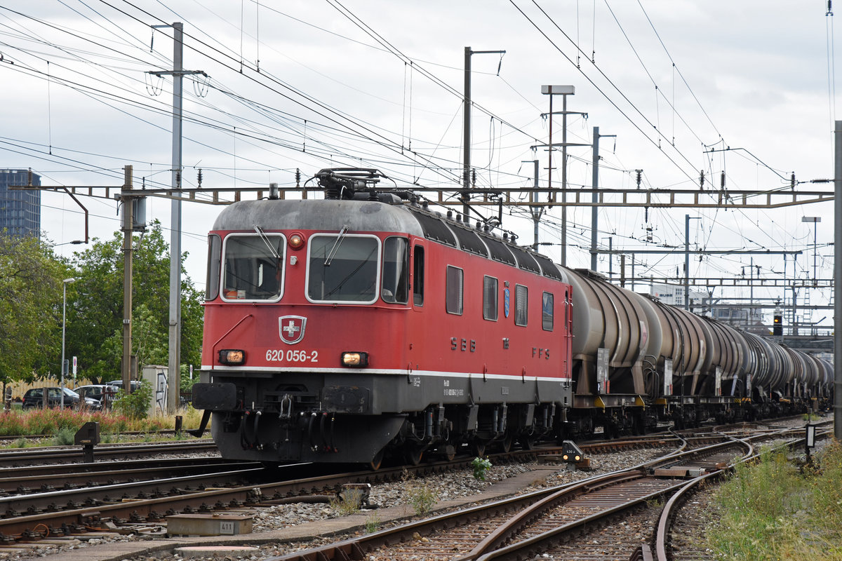 Re 620 056-2 durchfährt den Bahnhof Pratteln. Die Aufnahme stammt vom 29.08.2018.