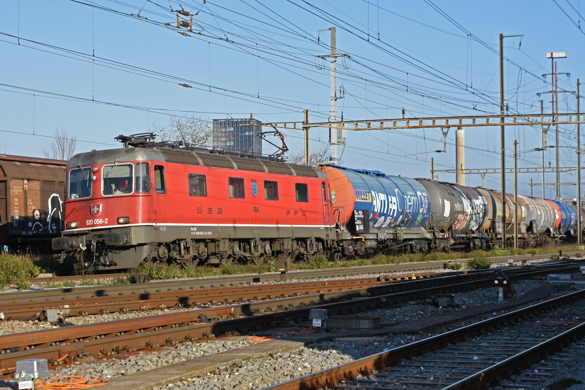 Re 620 056-2 durchfährt den Bahnhof Pratteln. Die Aufnahme stammt vom 06.11.2020.