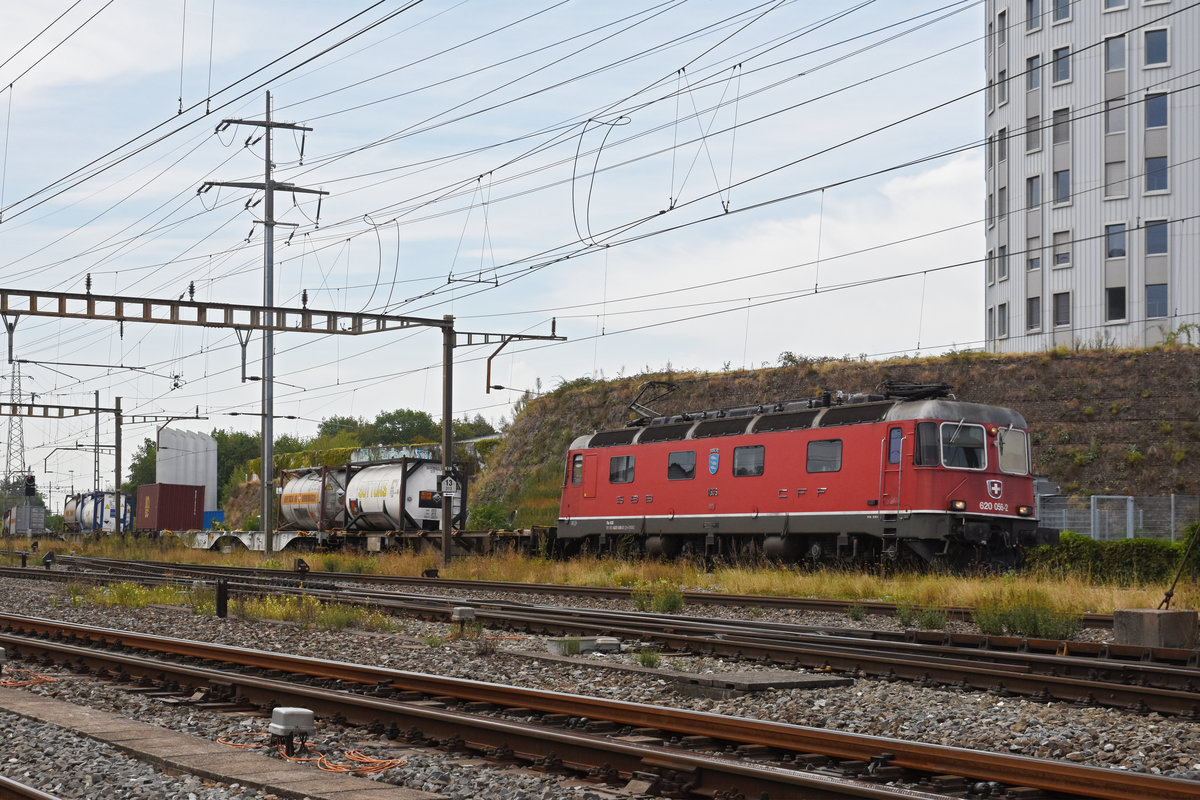 Re 620 056-2 durchfährt den Bahnhof Pratteln. Die Aufnahme stammt vom 11.08.2020.