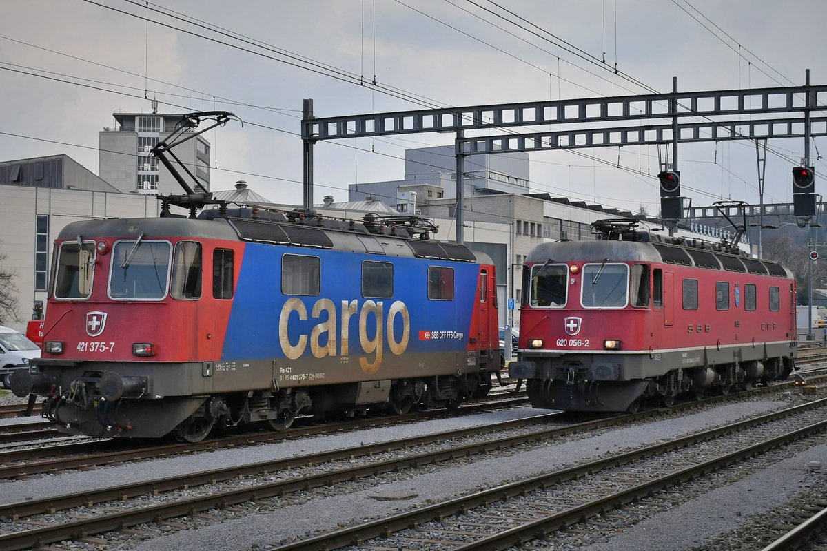 Re 620 056-2  Travers  begegnet bei der Einfahrt in den Bahnhof Brugg AG am 20.03.2020 der Re 421 375-7.