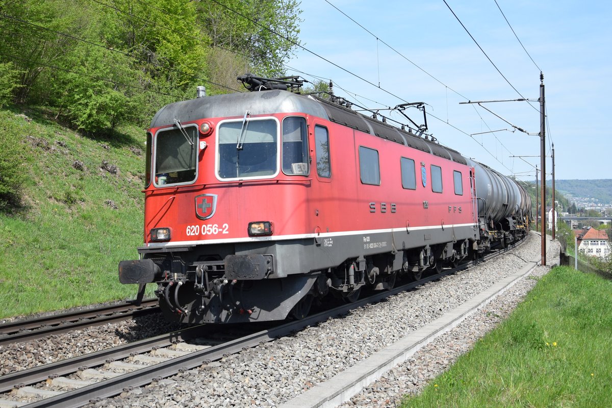 Re 620 056-2  Travers  nimmt am 20.04.2018 bei Umiken AG die Bözberg Südrampe in Angriff.