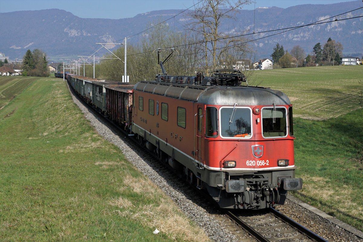 Re 620 056-2  TRAVERS 
als 62126 RBL-GLF
bei Biberist am 27. März 2020.
Foto: Walter Ruetsch