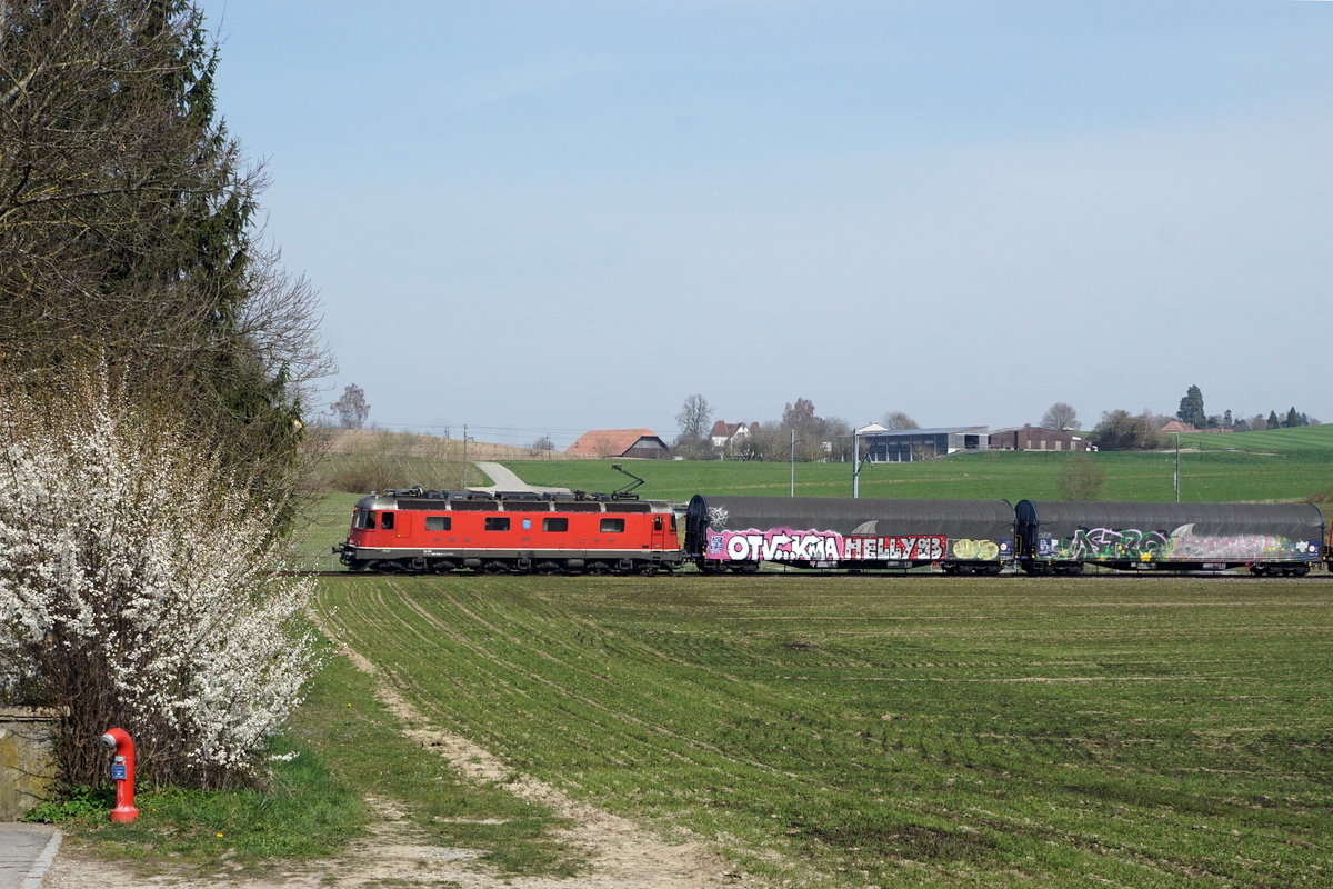 Re 620 056-2  TRAVERS 
als 62153 GLF-RBL
bei Biberist am 27. März 2020.
Foto: Walter Ruetsch