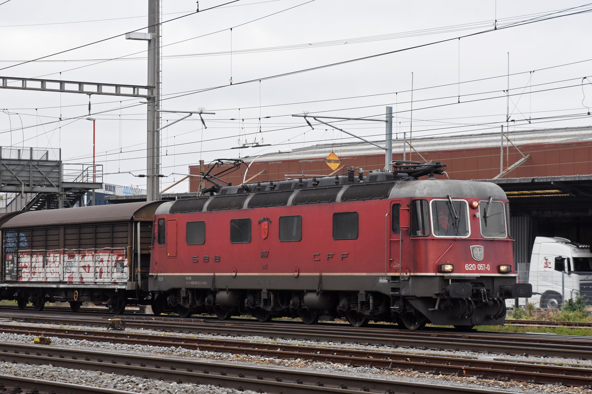 Re 620 057-0 durchfährt den Bahnhof Pratteln. Die Aufnahme stammt vom 26.10.2018.