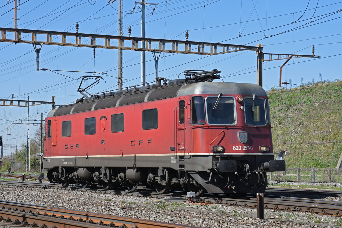 Re 620 057-0 durchfährt den Bahnhof Pratteln. Die Aufnahme stammt vom 23.03.2020.