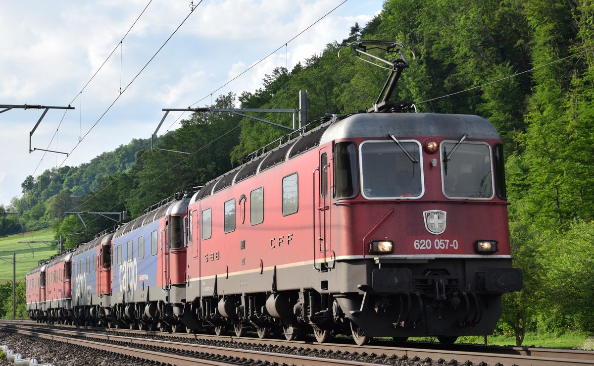Re 620 057-0  Estavayer-le-lac  zieht am Abend des 20.05.2018 (Pfingstsonntag) ihre 4 Schwestern 11612  Regensdorf , 11633  Muri AG , 11648  Aigle  und 11685  Sulgen  bei Tecknau in Richtung Hauenstein Basistunnel, Ziel der Reise Cornaux.