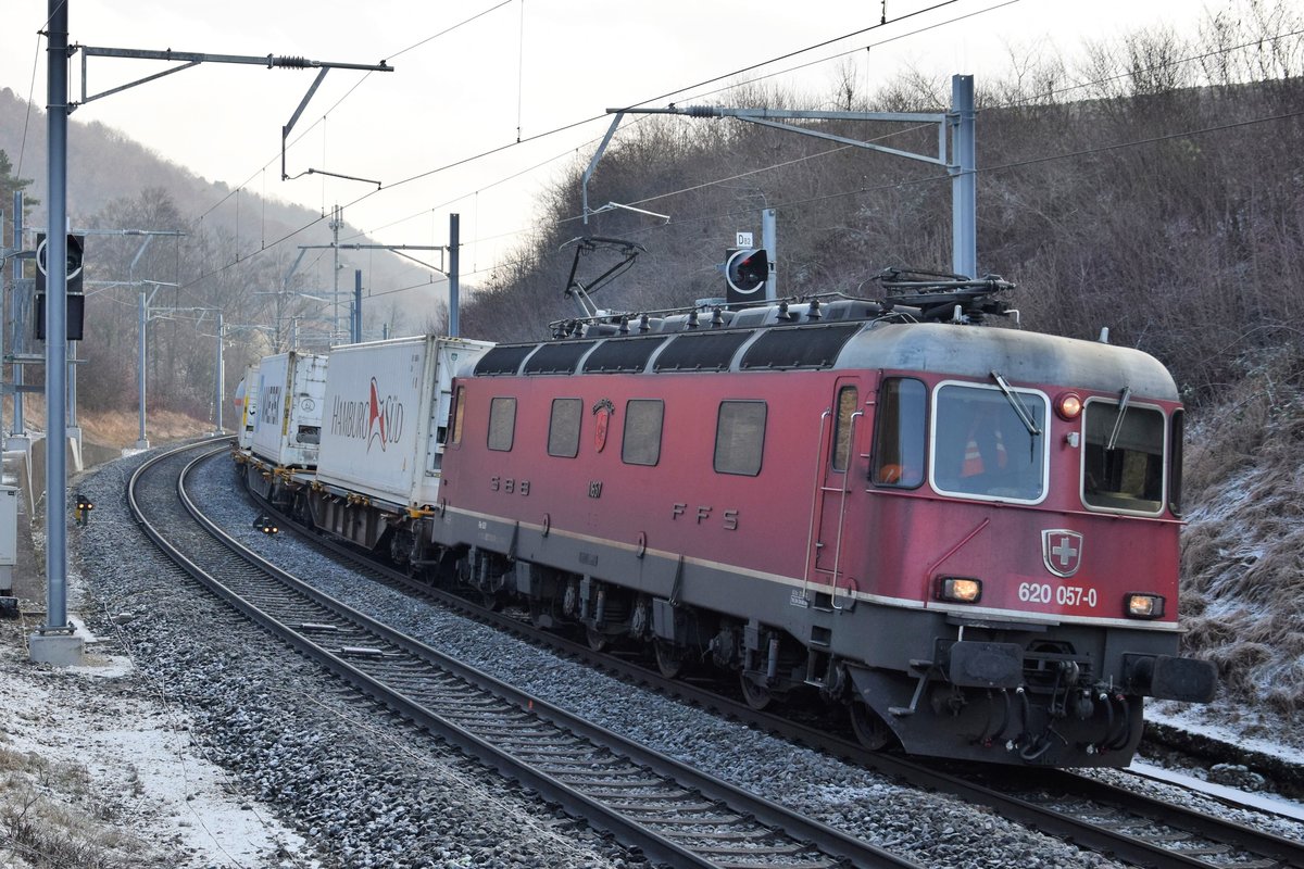 Re 620 057-0  Estavayer-le-Lac  zieht am bitterkalten Morgen des 19.01.2019 einen Güterzug die Bözberg Nordrampe in Richtung Basel hinab. Aufgenommen bei Zeihen AG.