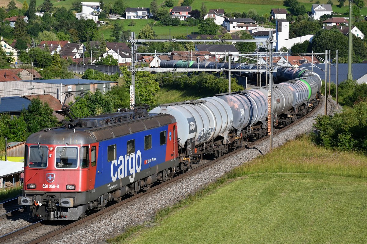 Re 620 058-8  Auvernier  mit einem Kesselzug unterwegs nach Basel, aufgenommen am Abend des 25.06.2020 bei Zeihen AG.