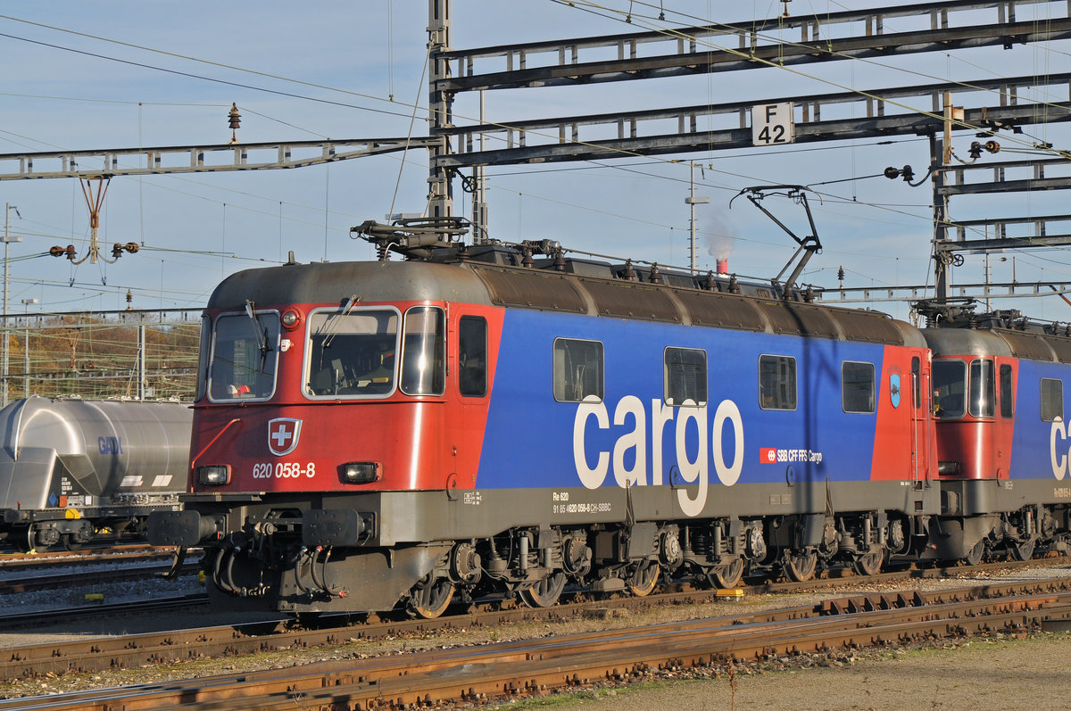 Re 620 058-8 ist beim Güterbahnhof Muttenz abgestellt. Die Aufnahme stammt vom 20.11.2016.
