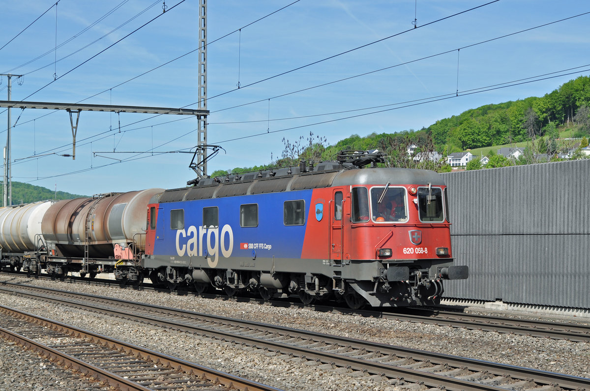 Re 620 058-8 durchfährt den Bahnhof Gelterkinden. Die Aufnahme stammt vom 16.05.207.