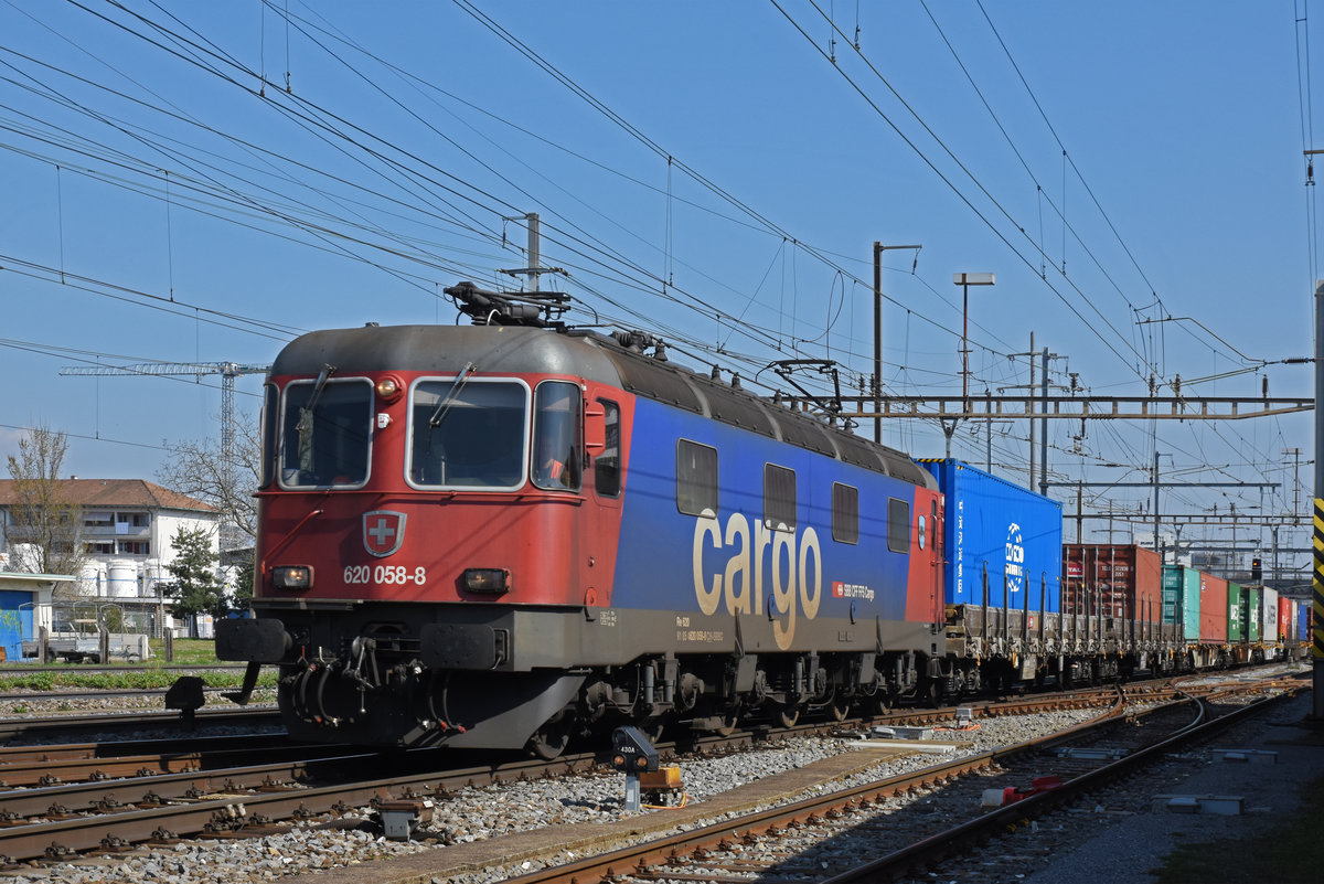 Re 620 058-8 durchfährt den Bahnhof Pratteln. Die Aufnahme stammt vom 19.03.2020.