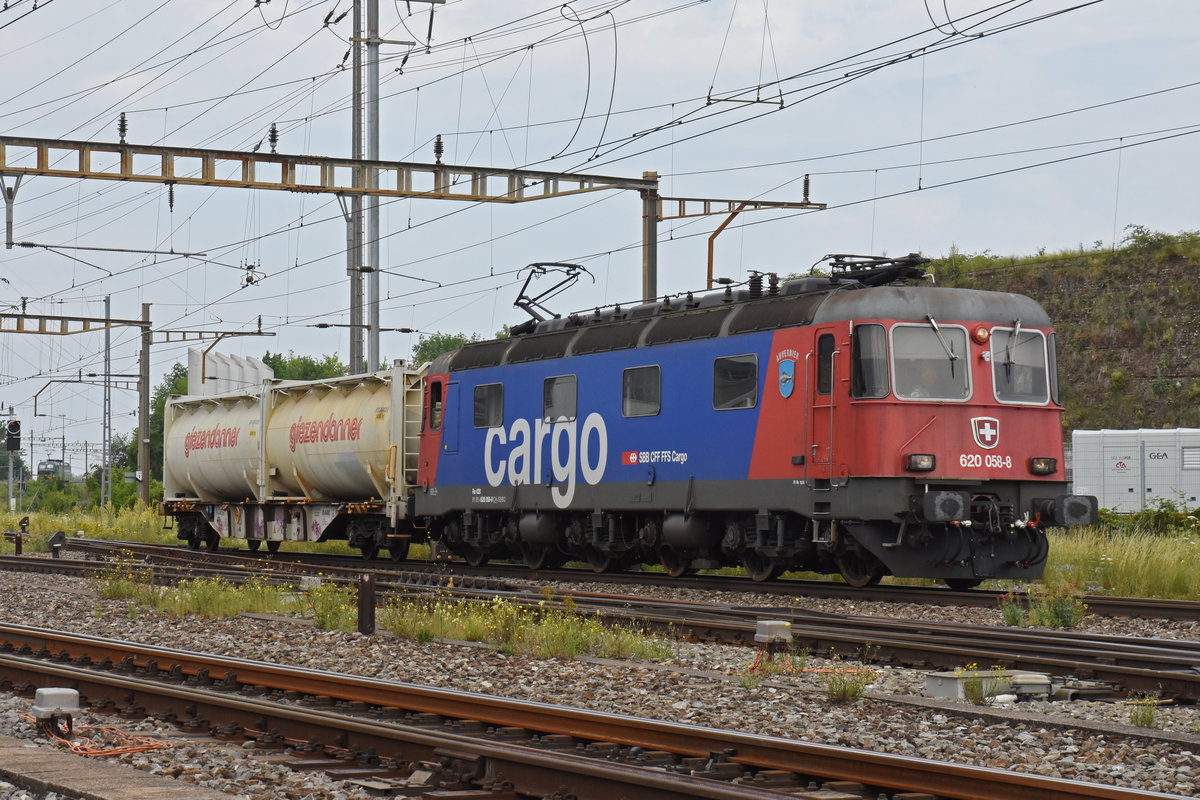 Re 620 058-8 durchfährt den Bahnhof Pratteln. Die Aufnahme stammt vom 26.06.2020.