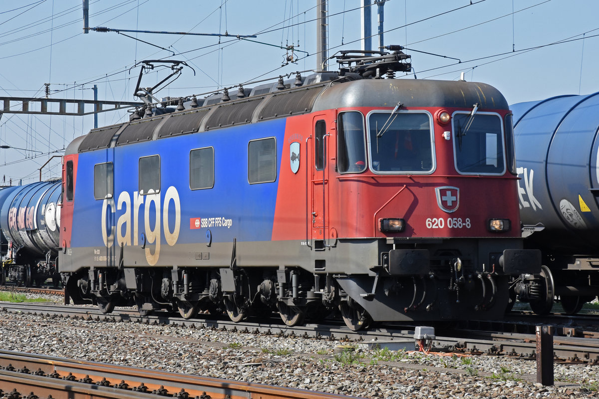 Re 620 058-8 durchfährt solo den Bahnhof Pratteln. Die Aufnahme stammt vom 19.03.2020.