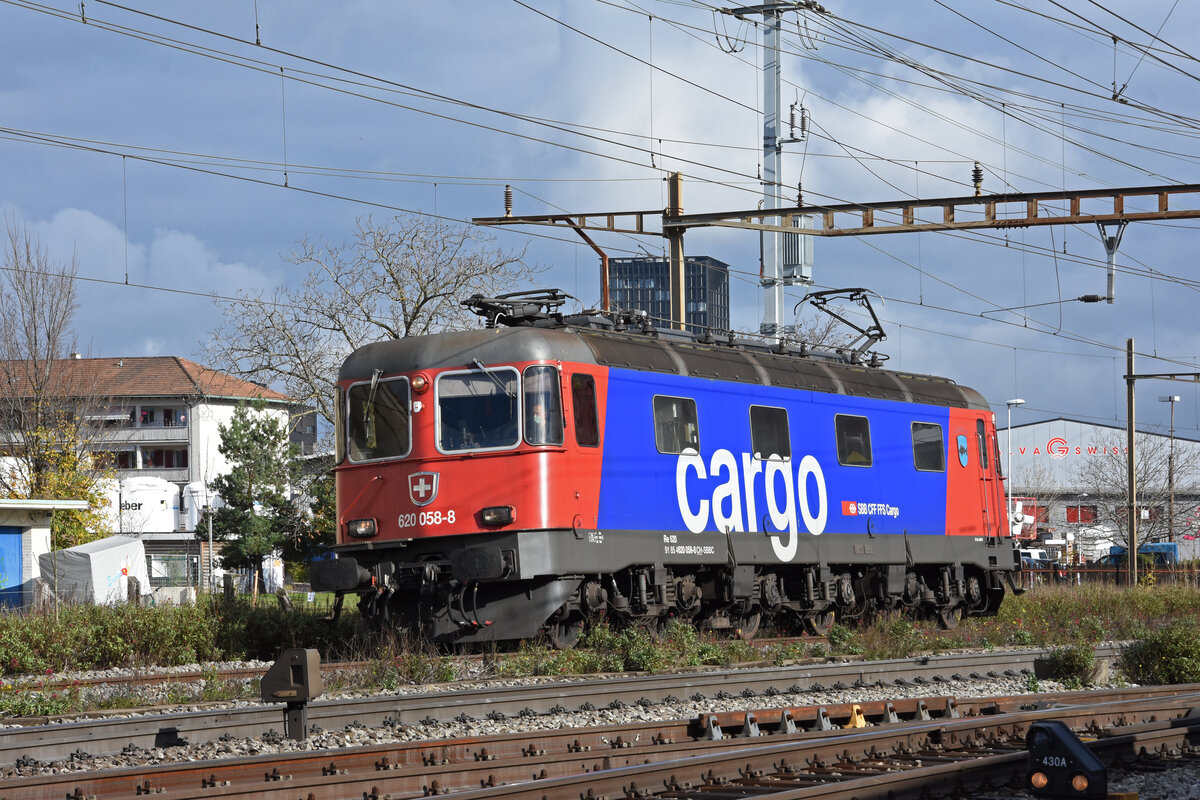 Re 620 058-8 durchfährt solo den Bahnhof Pratteln. Die Aufnahme stammt vom 05.11.2021.