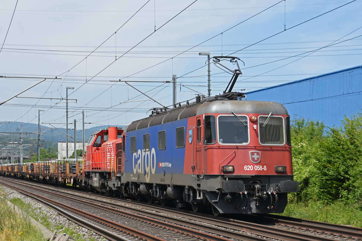 Re 620 058-8 schleppt die Am 843 022-5 plus Güterwagen Richtung Bahnhof Itingen. Die Aufnahme stammt vom 17.07.2019.