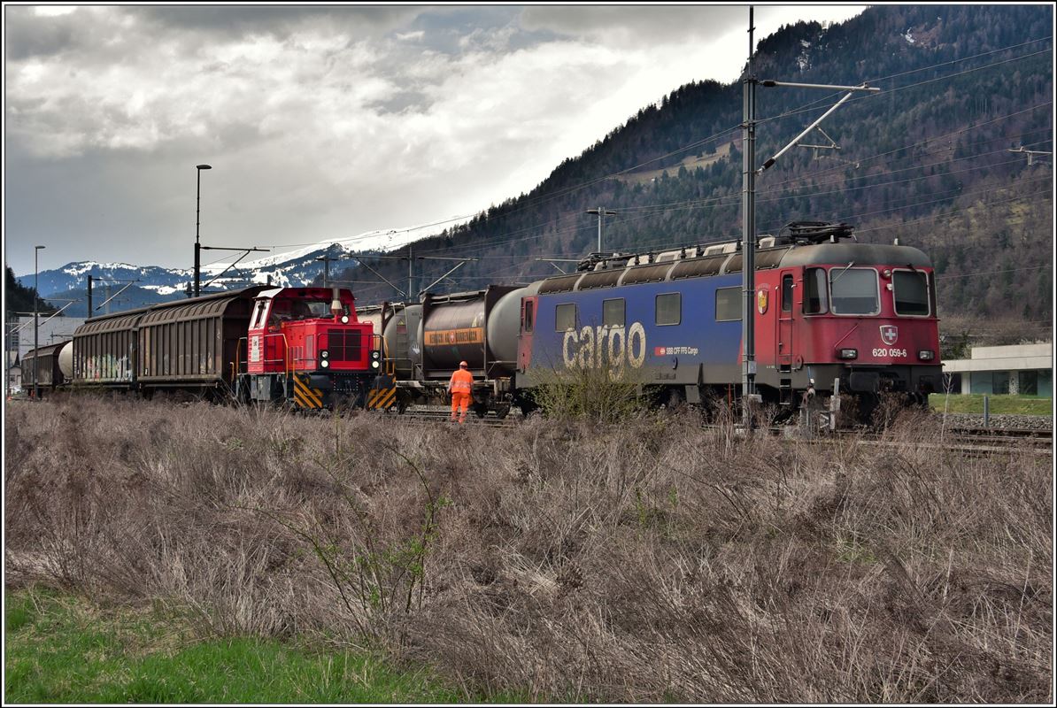 Re 620 059-6  Chavornay  und Tm 9885 5237 932-9 in Ems Werk. (10.04.2018)