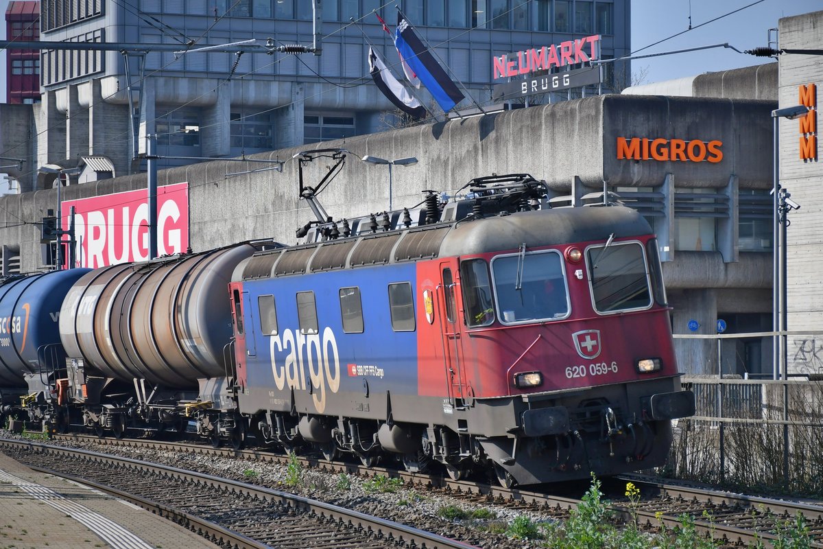 Re 620 059-6  Chavornay  vor einem Kesselzug bei der Durchfahrt in Brugg AG am 19.03.2020.