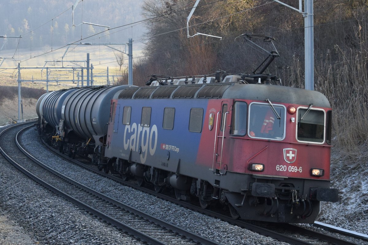 Re 620 059-6  Chavornay  zieht am bitterkalten Morgen des 19.01.2019 einen Kesselzug die Bözberg Nordrampe in Richtung Basel hinab. Aufgenommen bei Zeihen AG.