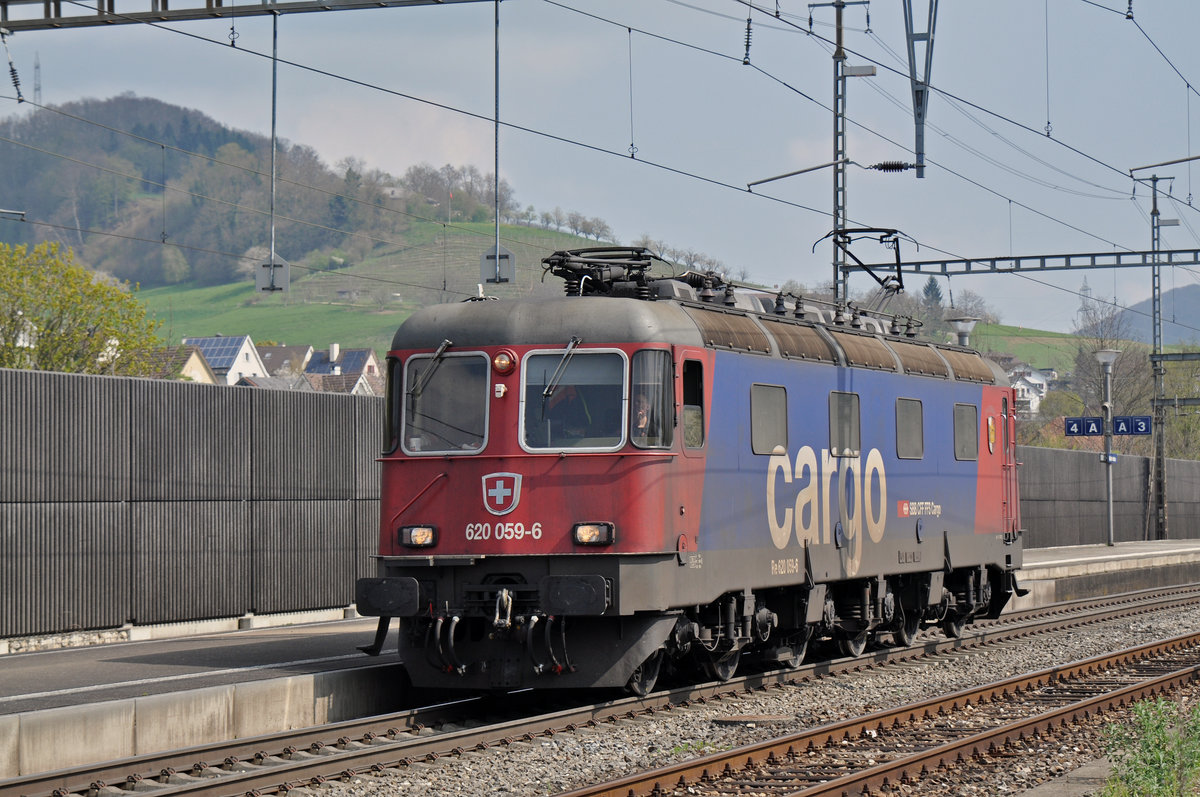 Re 620 059-6 durchfährt den Bahnhof Gelterkinden. Die Aufnahme stammt vom 06.04.2017.