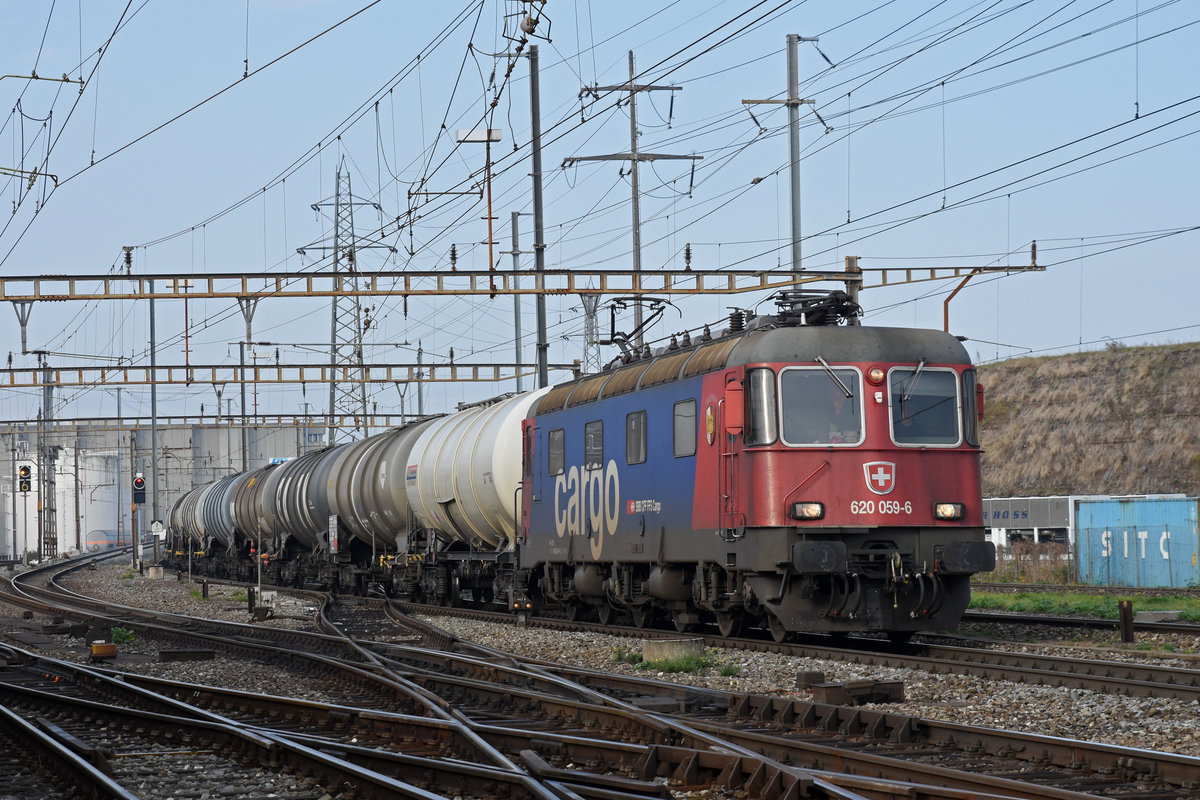 Re 620 059-6 durchfährt den Bahnhof Pratteln. Die Aufnahme stammt vom 09.11.2018.