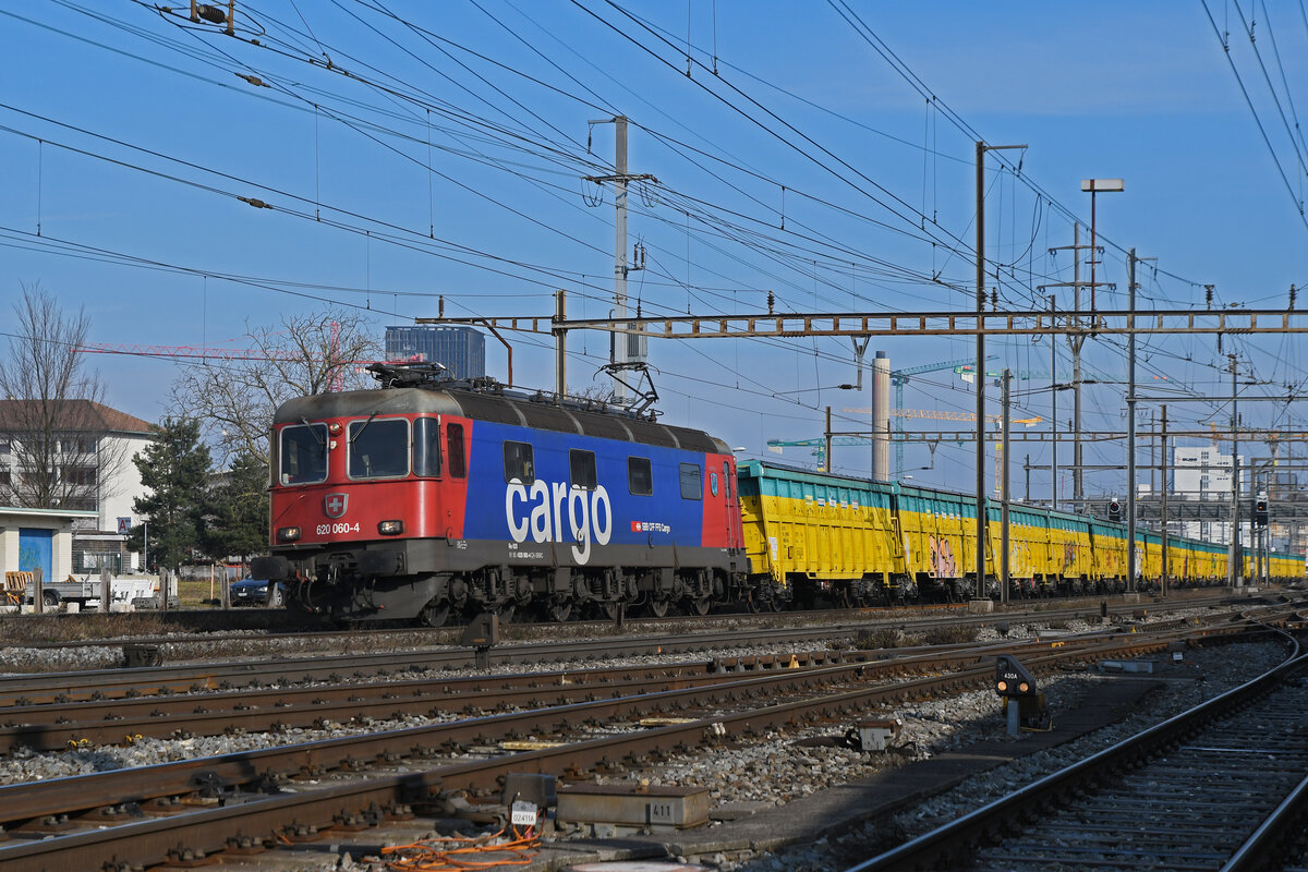 Re 620 060-4 durchfährt am 20.02.2025 den Bahnhof Pratteln.