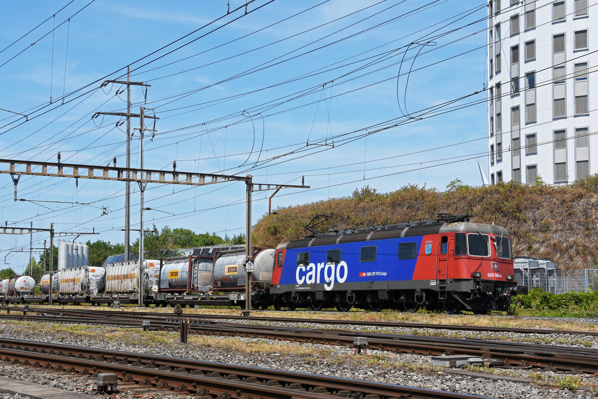 Re 620 060-4 durchf�hrt am 16.07.2026 den Bahnhof Pratteln.