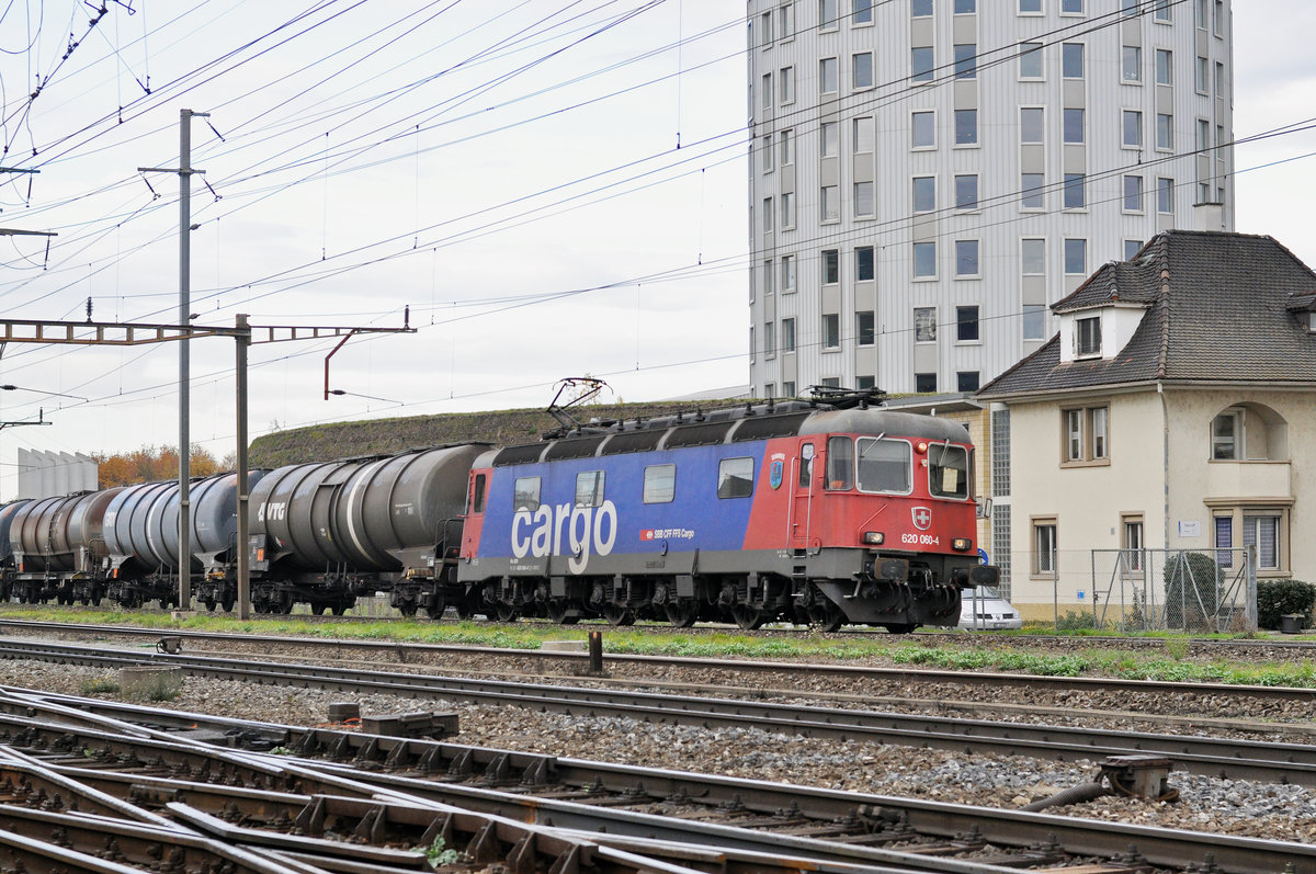 Re 620 060-4 durchfährt den Bahnhof Pratteln. Die Aufnahme stammt vom 21.11.2017.