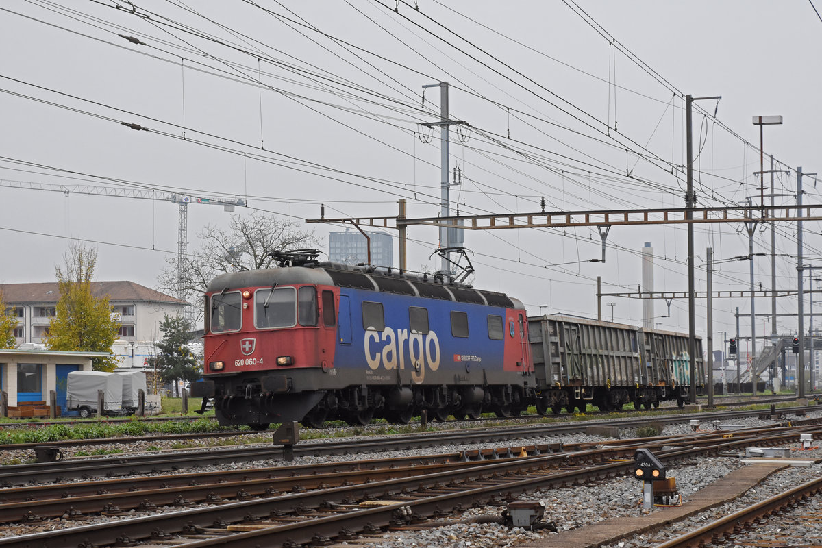 Re 620 060-4 durchfährt den Bahnhof Pratteln. Die Aufnahme stammt vom 20.11.2019.