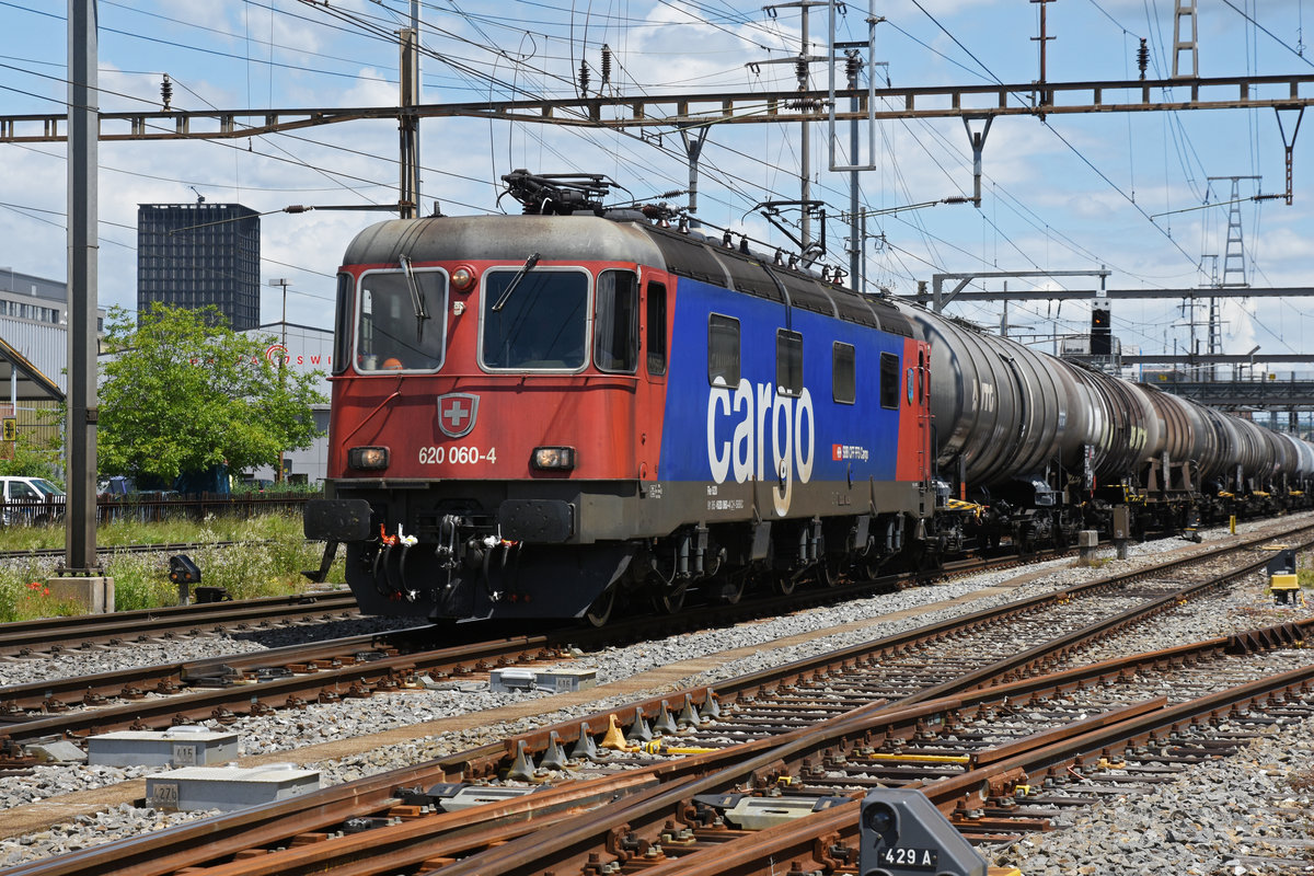 Re 620 060-4 durchfährt den Bahnhof Pratteln. Die Aufnahme stammt vom 22.06.2020.