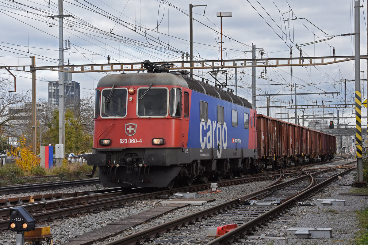 Re 620 060-4 durchfährt den Bahnhof Pratteln. Die Aufnahme stammt vom 05.11.2021.