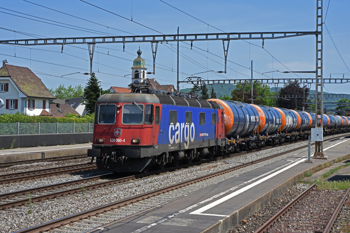Re 620 060-4 durchfährt den Bahnhof Rupperswil. Die Aufnahme stammt vom 12.05.2022.