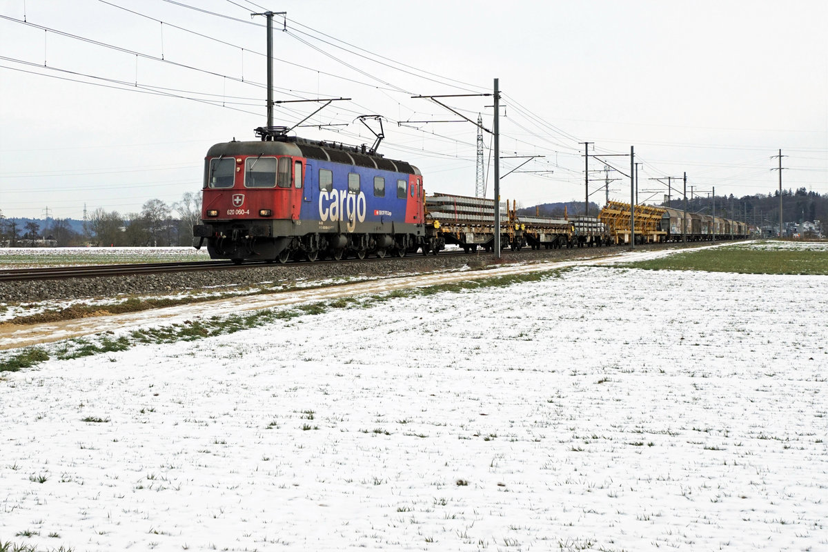 Re 620 060-4  TAVANNES  als Zug 60026 bei Deitingen am 20. Januar 2021.
Foto: Walter Ruetsch