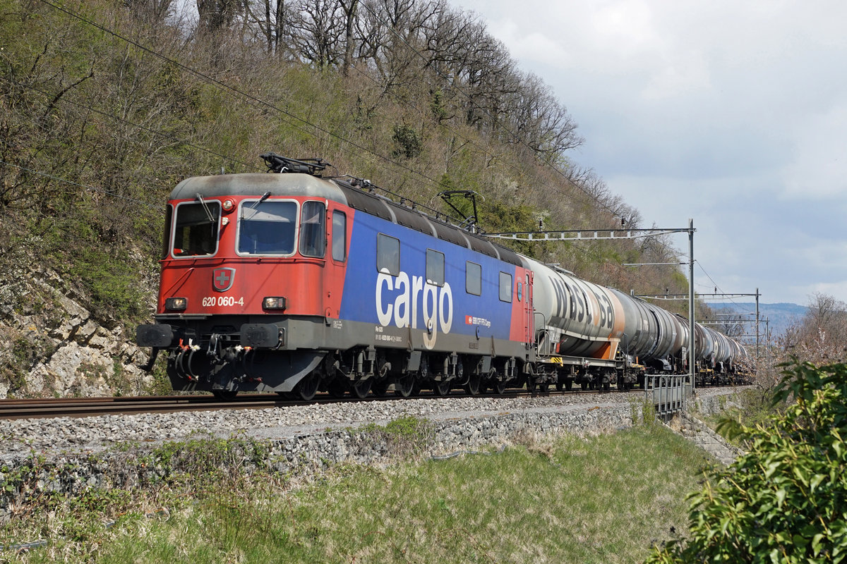 Re 620 060-4  Tavannes   bei Cornaux am 15. April 2021.
Foto: Walter Ruetsch